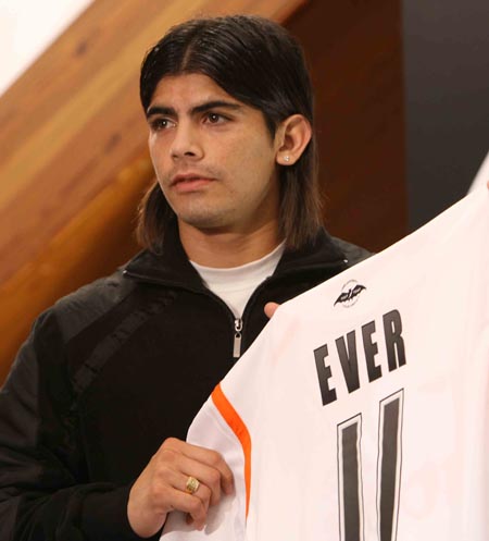 Toffees secure work permit for Banega